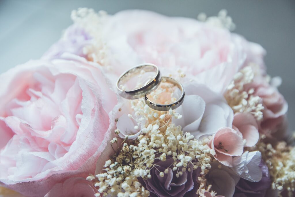 bague de mariée couleur or sertie d'un bouquet de fleurs rose rose